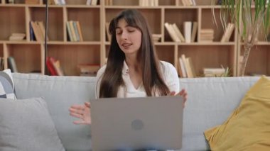 Kendine güveni tam beyaz bir kadın elleriyle el kol hareketi yapıyor ve bir şeyleri açıklıyor. Çevrimiçi sunum sırasında kameraya konuşmak veya anahtar noktaları sakin tonda vurgularken içeriği çekmek.