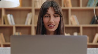 Heyecanlı, güzel, beyaz bir kadın neşeli bir şekilde ağzını açıyor. İnternette inanılmaz haberler okumak ya da heyecan verici güncellemeler keşfetmek hem de iş arasında mutluluk ve şüphe içinde olmak..