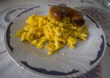 Çırpılmış yumurta ve domuz sosisi ayrıntıları. Kuzey Portekiz 'deki tepelerin ardından geleneksel yiyecekler..