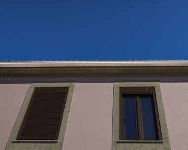 Mavi gökyüzünün yanındaki evin ön cephesinin ayrıntıları..