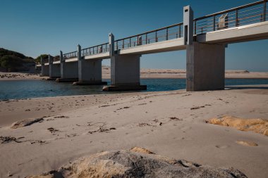 Köprü ve sıcak tonlu nehir manzarası detayı.
