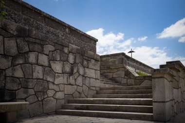Sahile taş merdivenlerden giriş detayları. Moledo Sahili, Kuzey Portekiz.