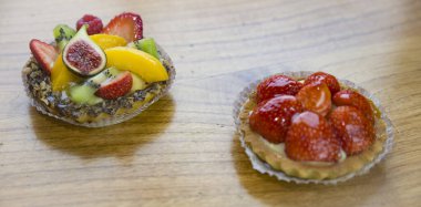 Tabakta çilekli kek var.