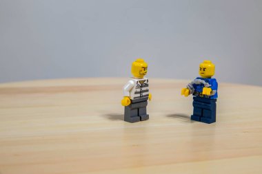 Sarı tişörtlü ve kot pantolonlu, tahta bir adam figürlü küçük bir adam..