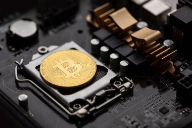 Bitcoin 'i bilgisayar anakartına tercih ederim. Kripto para üretim teknolojisi ve DeFi Finans sistemi karanlık CPU devre arkaplanında fotokopi alanı ile. Makro fotoğrafçılık