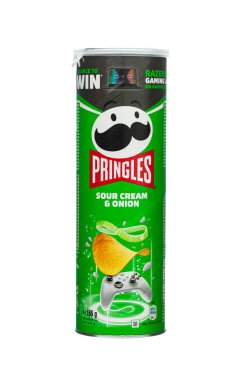 CHISINAU, MOLDOVA - 11 Kasım 2022: Ekşi krema ve soğan aromalı Pringles patates cipsi. Kellog Şirketi 'ne ait patates ve buğday tabanlı abur cubur cipsleri. kırpma yolu ile