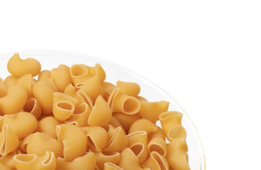 Rigate usulü makarna beyaz arka planda izole edildi. Kopyalama alanı olan üst görünüm