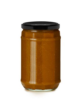 Cam kavanozdaki barbekü sosu kesme yolu olan beyaz bir arkaplanda izole edilmiş.