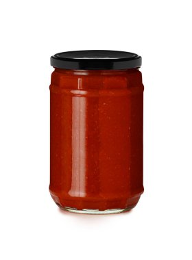 Cam kavanozdaki barbekü sosu kesme yolu olan beyaz bir arkaplanda izole edilmiş.