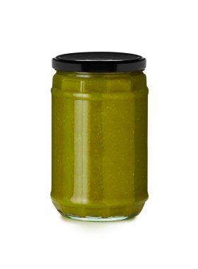 Cam kavanozdaki barbekü sosu kesme yolu olan beyaz bir arkaplanda izole edilmiş.