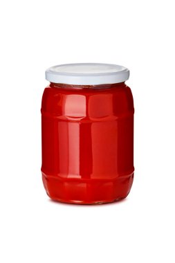 Cam kavanozdaki domates sosu beyaz arka planda izole edilmiş. kırpma yolu ile