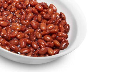 Beyaz arka planda izole edilmiş bir tabakta kırmızı böbrek fasulyesi. kırpma yolu ile