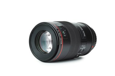DSLR kamera makro mercek 100 mm. Beyaz bir arkaplanda yakın plan izole edilmiş. kırpma yolu ile