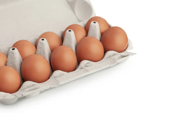 Beyaz Arka Planda Izole Edilmiş Kahverengi Yumurtalı Yumurta Kutusu Karton — Stok fotoğraf