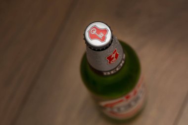 CHISINAU, MOLDOVA - 3 Şubat 2023: ahşap arka planda Becks bira şişesi. Becks bira fabrikası 1873 yılında Bremen, Almanya 'da kuruldu. Bulanık konsept