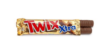 CHISINAU, MOLDOVA - 12 Mart 2023: Beyaz arka planda kısmen yenmiş iki çubuk ile açılan Twix Xtra kurabiye paketi. kırpma yolu ile