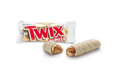 CHISINAU, MOLDOVA - 12 Mart 2023: beyaz arka planda izole edilmiş beyaz Twix karamel çikolatalı çikolata. Twix bir Amerikan şirketidir.