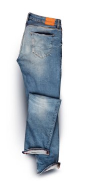 Beyaz arka planda mavi kot pantolon. Üst Manzara. kırpma yolu ile.