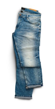 Beyaz arka planda mavi kot pantolon. Üst Manzara. kırpma yolu ile.