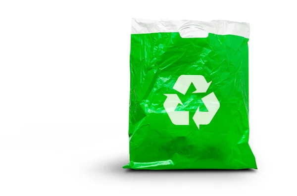 关闭一个用过的绿色塑料袋和回收符号隔离在白色的背景 有快捷方式 — 图库照片