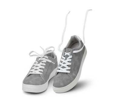 Beyaz arka planda izole edilmiş beyaz dantelli ve lastik tabanlı deri gri erkek spor ayakkabıları. Erkek spor ayakkabıları. Modaya uygun spor ayakkabılar. Erkek modası, hipster ayakkabıları.