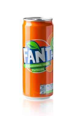 CHISINAU, MOLDOVA 27 AĞUSTOS 2023. Fanta 'nın beyaz arka planda izole edilmiş tatlı karbonatlı içeceği olan alüminyum kutu. Meşhur içecek markası. kırpma yolu ile