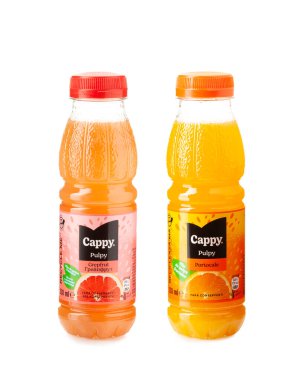 CHISINAU, MOLDOVA 27 AĞUSTOS 2023. Beyaz arka planda izole edilmiş Cappy Pulpy Grapefruit ve Orange meyve suyu şişeleri. Cappy, The Coca-Cola Company 'ye ait bir markadır.