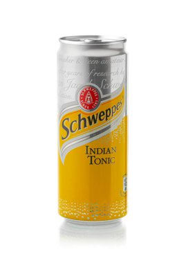 CHISINAU, MOLDOVA 27 AĞUSTOS 2023. Schweppes 'in beyaz arka planda izole edilmiş tatlı karbonatlı içeceği olan alüminyum kutu. Meşhur içecek markası. kırpma yolu ile