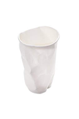 Kırılmış beyaz kahve fincanı, beyaz arka planda. kırpma yolu ile