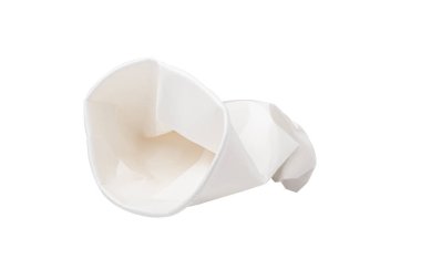 Kırılmış beyaz kahve fincanı, beyaz arka planda. kırpma yolu ile