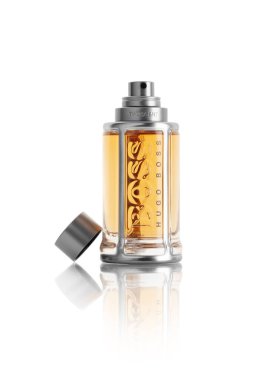 CHISINAU, MOLDOVA - 29 Kasım 2023: Erkekler için The Scent Eau de Toilette adlı bir şişe HUGO patronu, beyaz arka planda izole edilmiş bir şekilde kapatıldı. kırpma yolu ile