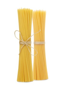 Beyaz arka planda izole edilmiş bir iple bağlanmış bir demet spagetti.