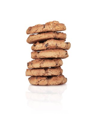 Beyaz arka planda izole edilmiş taze pişmiş çikolatalı kurabiyeler.