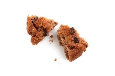 Beyaz arka planda izole edilmiş lezzetli çikolata parçacıklı kurabiye parçaları.