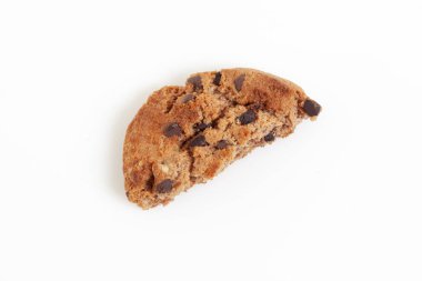 Beyaz arka planda izole edilmiş lezzetli çikolata parçacıklı kurabiye parçaları.