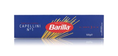 CHISINAU, MOLDOVA - 25 Ocak 2024: Barilla Capellini num 1 italyan makarnası beyaz arka planda. kırpma yolu ile