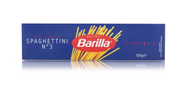 CHISINAU, MOLDOVA - 25 Ocak 2024: Barilla Spaghetti num 3 İtalyan makarnası beyaz arka planda izole edildi. kırpma yolu ile