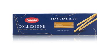 CHISINAU, MOLDOVA - 25 Ocak 2025: Beyaz arka planda izole edilmiş Barilla Spaghetti Collezione num 13 İtalyan makarnası. kırpma yolu ile