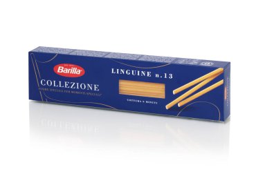 CHISINAU, MOLDOVA - 25 Ocak 2025: Beyaz arka planda izole edilmiş Barilla Spaghetti Collezione num 13 İtalyan makarnası. kırpma yolu ile