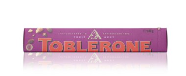 CHISINAU, MOLDOVA - 17 Ocak 2024: Toblerone Swiss Fruit and Nut Chocolate on a white background. kırpma yolu ile.