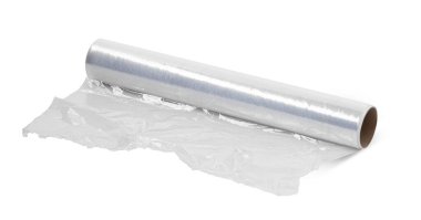 Beyaz arka planda izole edilmiş ince yapışkan film rulosu. kırpma yolu ile