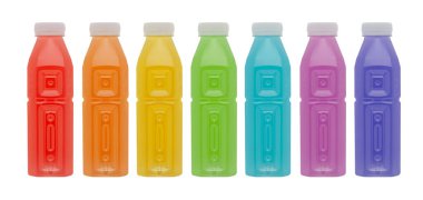 Beyaz arka planda izole edilmiş plastik meyve suyu şişeleri. kırpma yolu ile 