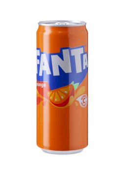 Moldova, Chisinau, 13 Ağustos 2024: Fanta beyaz arka planda. Fanta, Coca-Cola şirketi tarafından üretilen meyve aromalı meşrubat. kırpma yolu ile beyaz arkaplan
