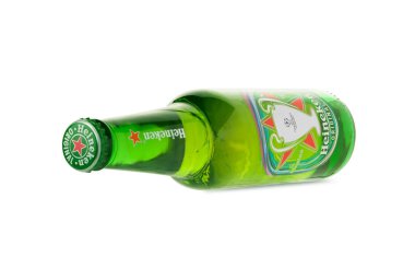 CHISINAU, MOLDOVA - 13 Ağustos 2024: UEFA Şampiyonlar Ligi 2024 'ü anmak için Heineken Birası Limited Edition. Beyaz arka planda izole edilmiş. kırpma yolu ile