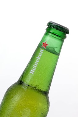CHISINAU, MOLDOVA - 5 Ağustos 2024: UEFA Şampiyonlar Ligi 2024 'ü anmak için Heineken Birası Limited Edition. Beyaz arka planda izole edilmiş. kırpma yolu ile