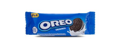 CHISINAU, MOLDOVA - 20 Ağustos 2024: OREO Orijinal Çikolatalı Sandviç Kurabiyesi beyaz arka planda izole. kırpma yolu ile