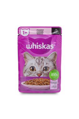 Chisinau, MOLDOVA - 20 Ağustos 2024: Whiskas Somon. Viski, kedi mamasının mor renkli paketini beyaz arka plana damgaladı. kırpma yolu ile