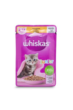 Chisinau, MOLDOVA - 20 Ağustos 2024: Viski, kedi mamasının mor renkli paketini beyaz arka plana damgaladı. kırpma yolu ile