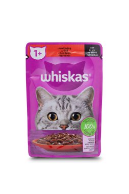 Chisinau, MOLDOVA - 20 Ağustos 2024: Whiskas Beef. Viski, kedi mamasının mor renkli paketini beyaz arka plana damgaladı. kırpma yolu ile