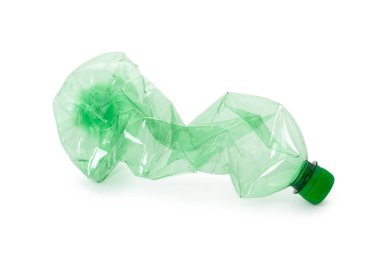 Beyaz arka planda yeşil plastik şişe kullanılmış. kırpma yolu ile